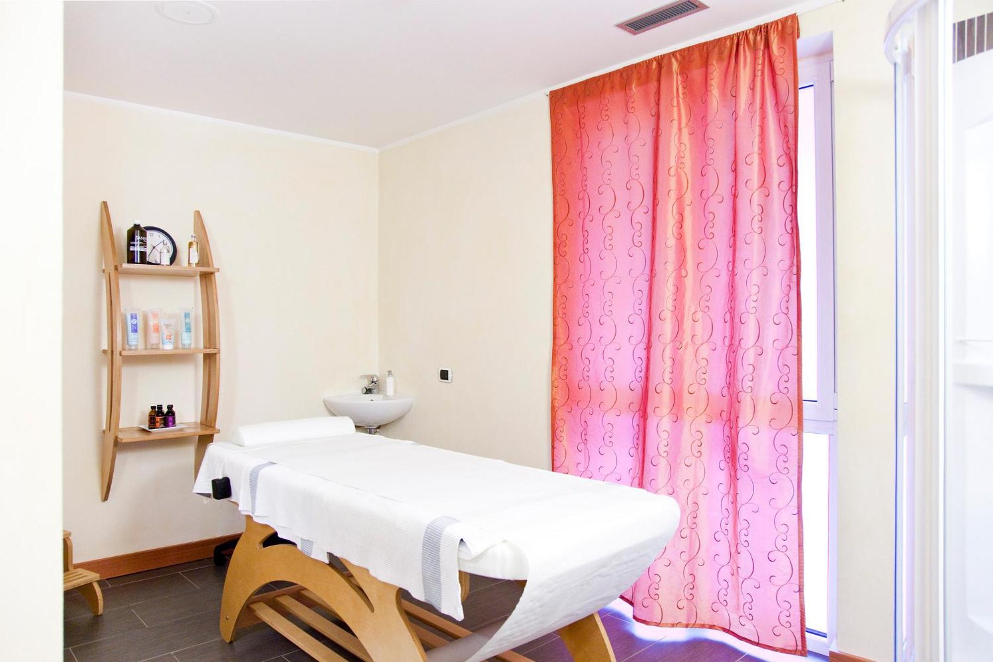 Hotel Jolanda 3*